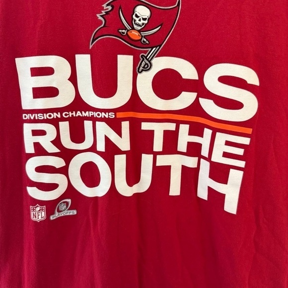 Buccaneers Hat Paired with T Shirt - Picture 3 of 9